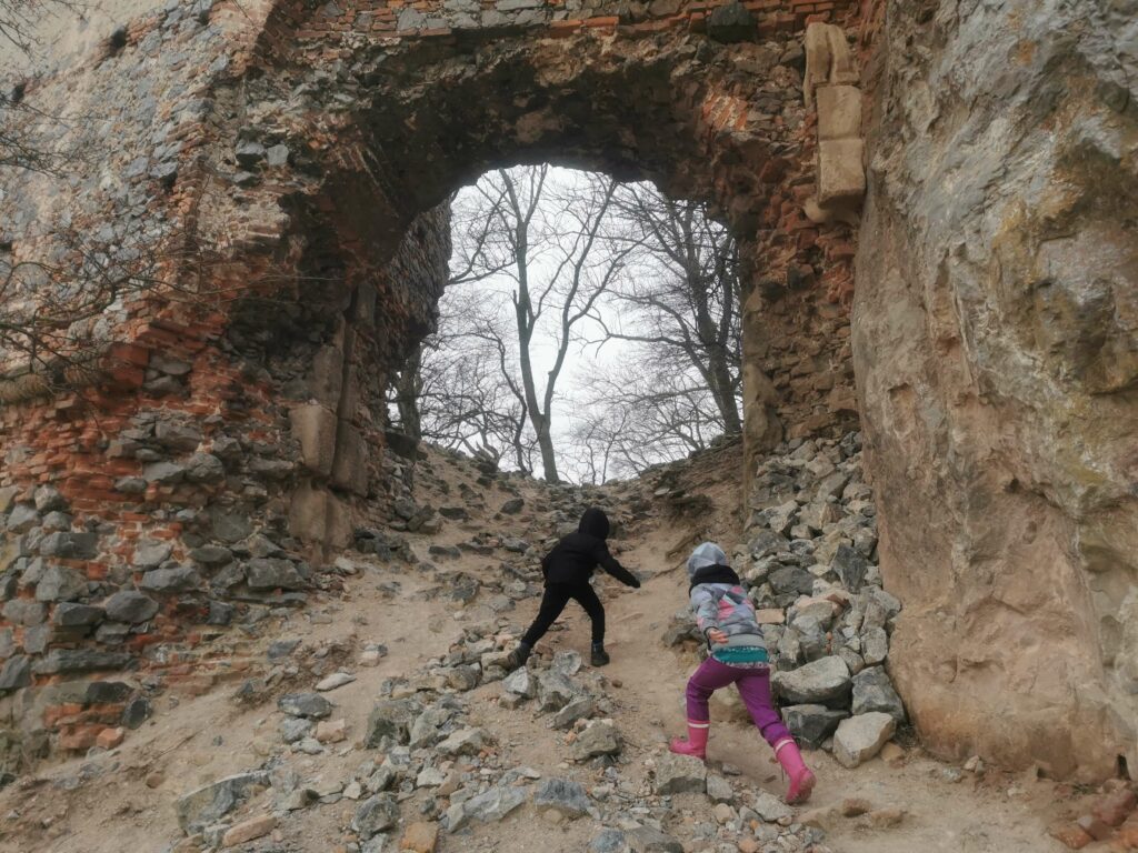 Deti pod hradbami Pajštúnu